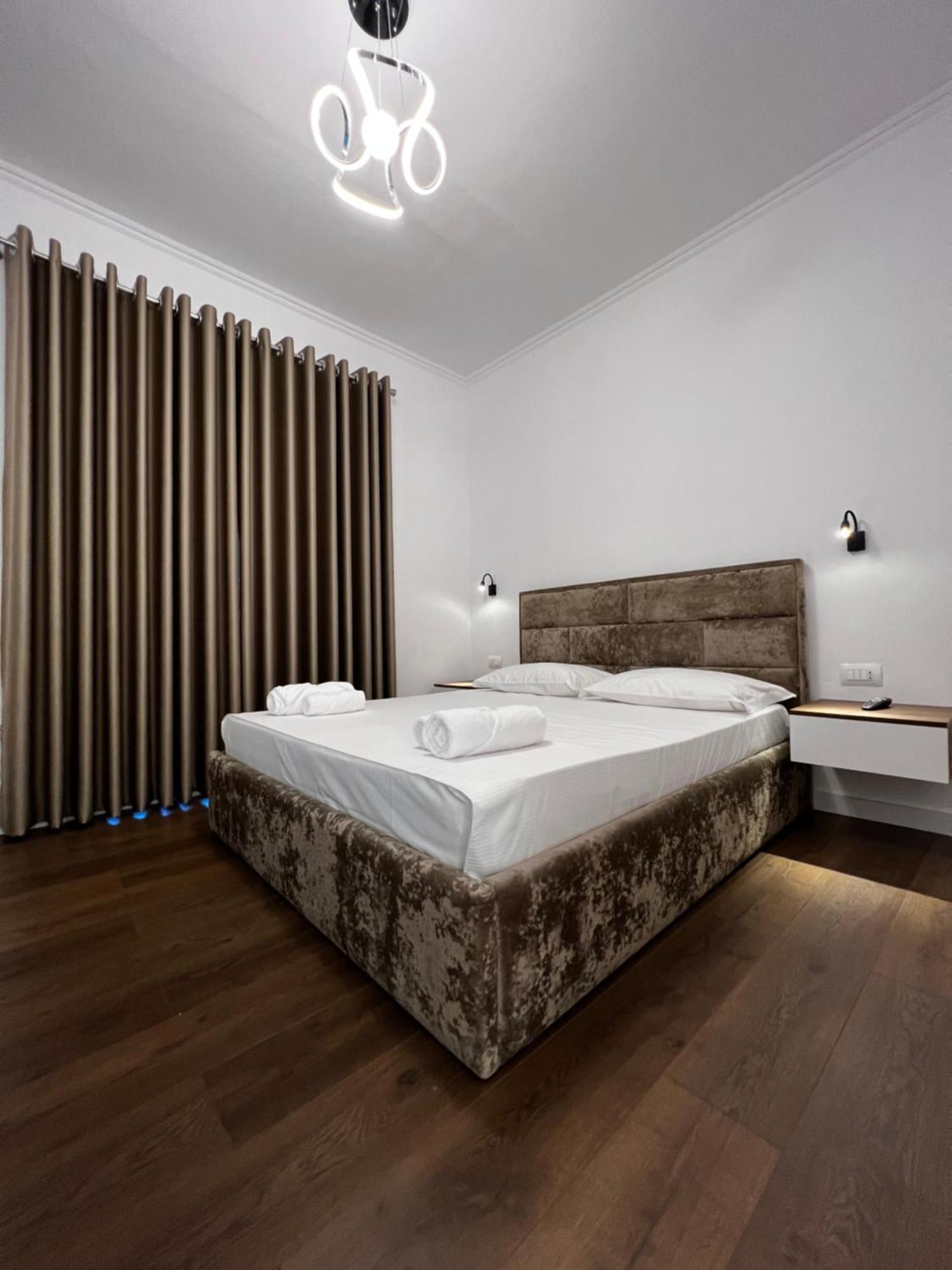 Niku Hotel *