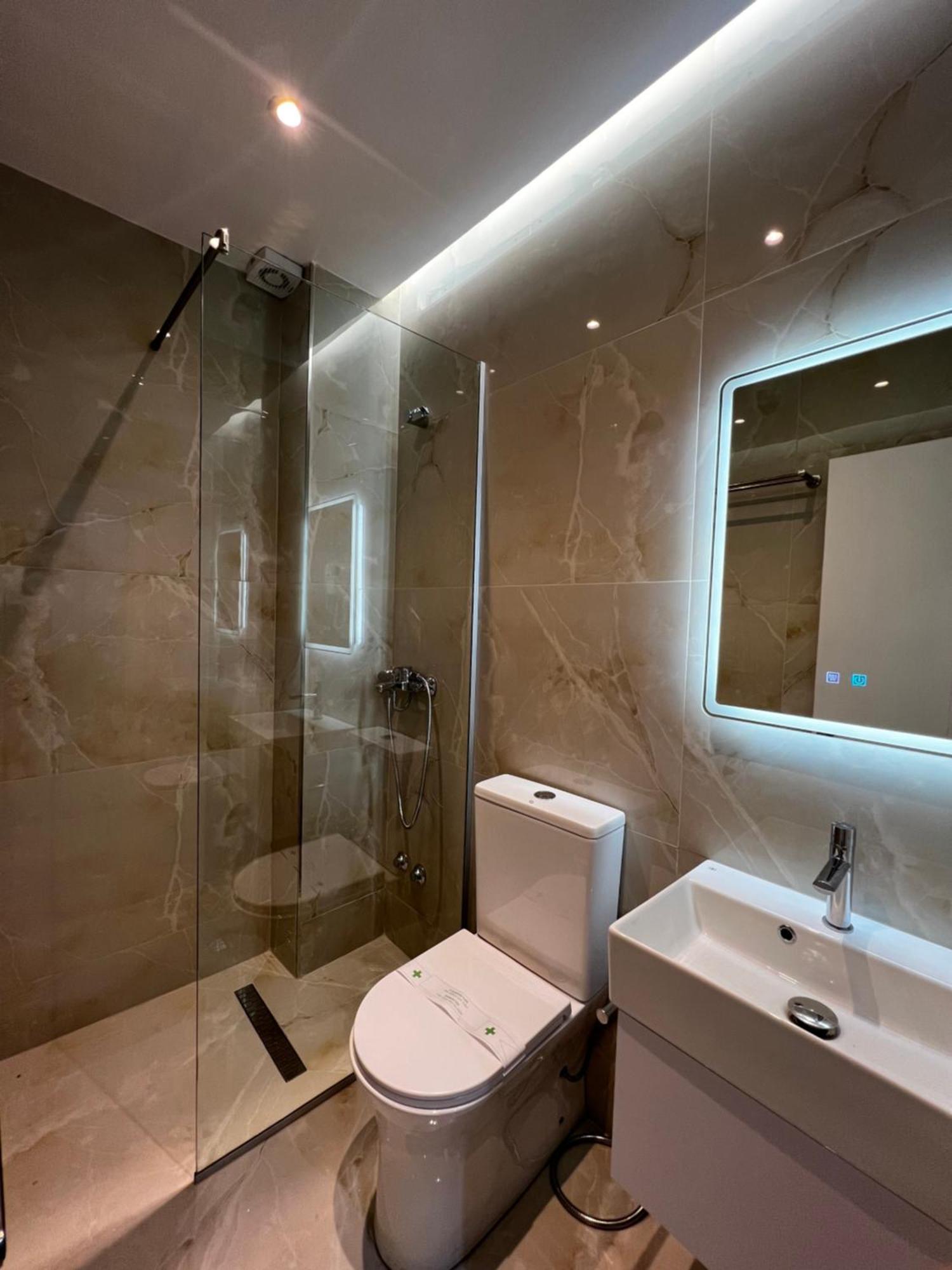 Niku Hotel *